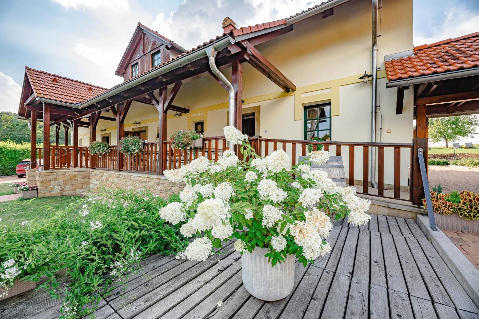 Vencluv Statek Hotell Javornice Exteriör bild