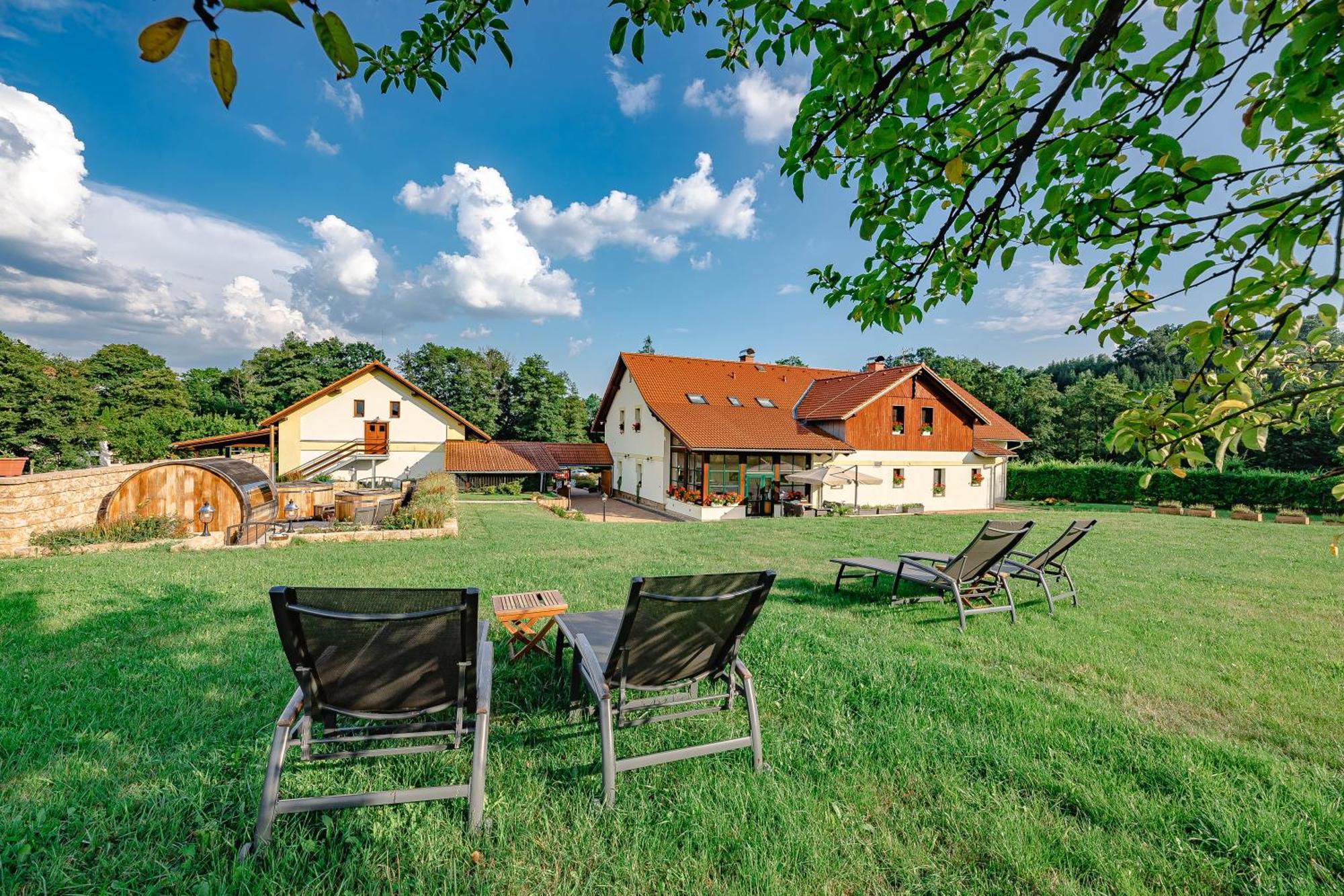 Vencluv Statek Hotell Javornice Exteriör bild