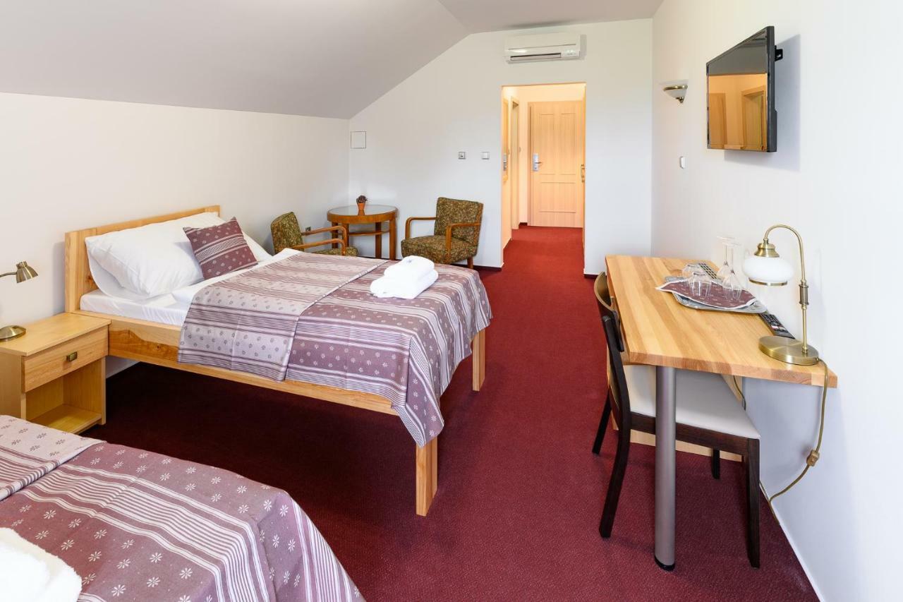 Vencluv Statek Hotell Javornice Exteriör bild