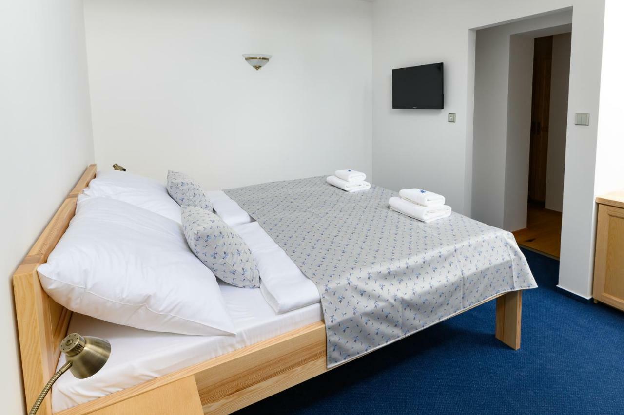 Vencluv Statek Hotell Javornice Exteriör bild
